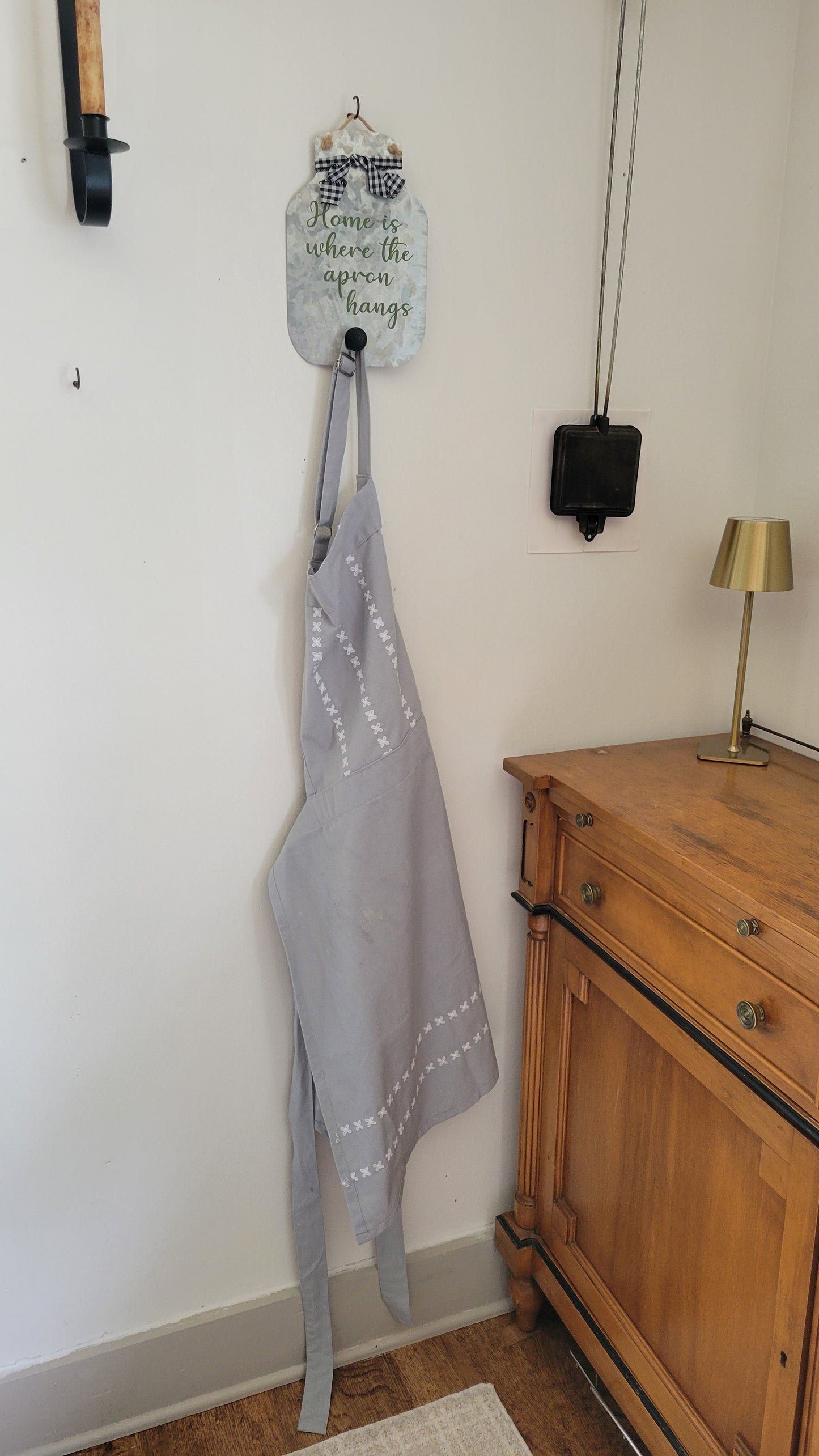 Tin Kitchen Sign Apron Hanger - Black and White Gingham_Green Lettering